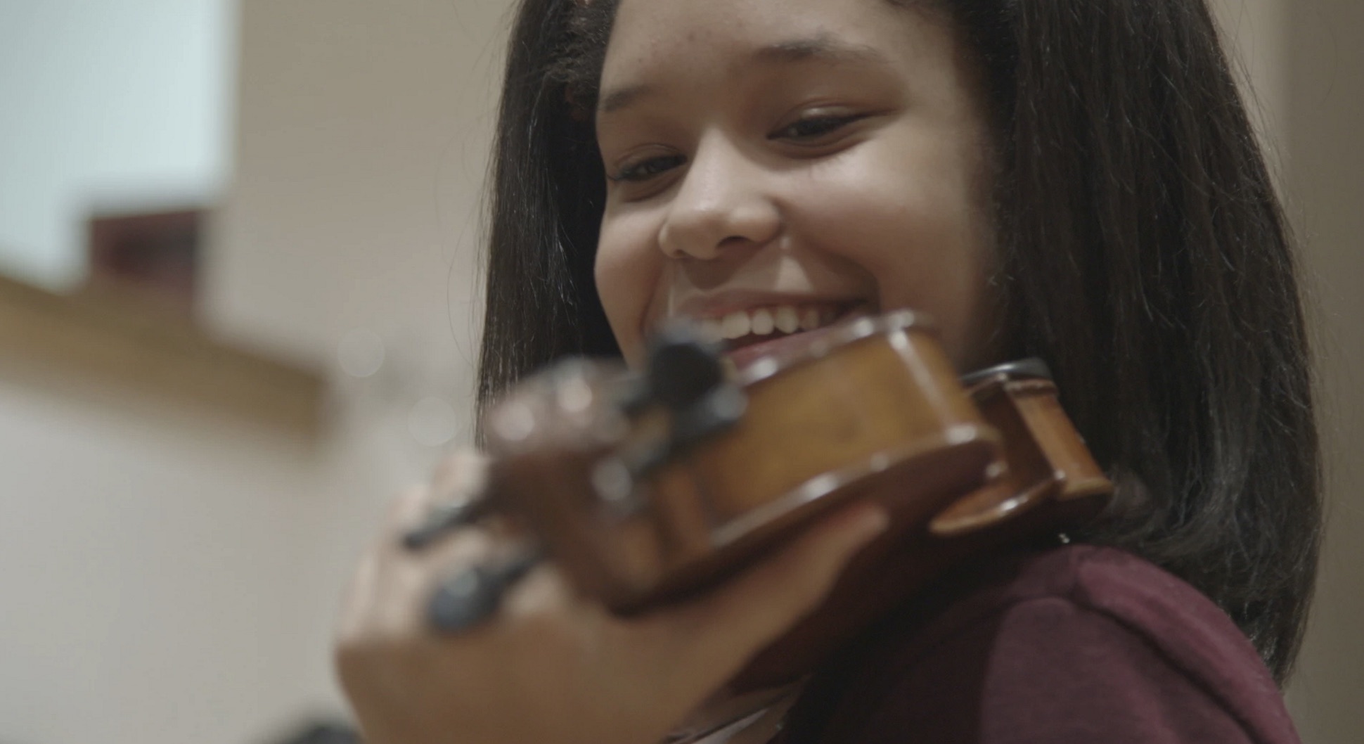 Image of a young lady playing the violin